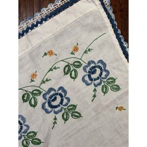 Vtg Dresser‎ Scarf Country Cross Stitch Floral Blue Flower Crochet Table Runner